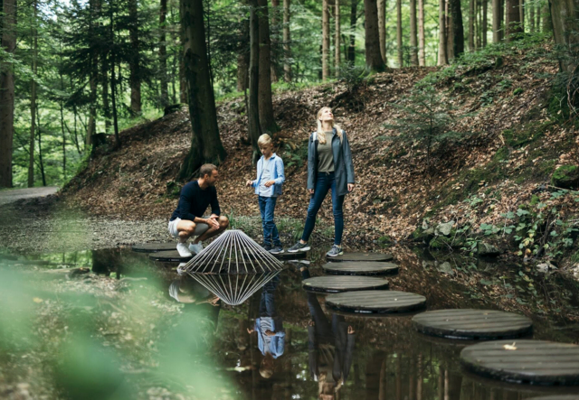 Beim Naturerlebnisweg Trattnach-Ursprung gehen Wanderer in Geboltskirchen auf Entdeckungsreise zum Thema Wasser. | Foto: Oberösterreich Tourismus