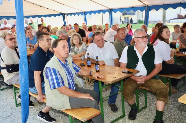 Zahlreiche interessierte Gäste folgten der Einladung zum Spatenstich. | Foto: Alfred Mayer