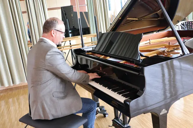 Nach Stimmen des Klaviers spielte Stephan Fiedler, Inhaber vom Klavierhaus Fiedler in Graz, Chopin. | Foto: Edith Ertl