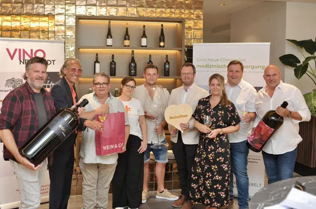 Präsentation der „Winteredition“: Stefan Türk (Sparkassensaal), Martin Reinelt (Vino Neustadt), Martin Dopler (Wein&amp;CO), Katharina Wöhrleitner (Thermenregion DAC), Andreas Pilz und Robert Pfisterer (Holz mit Herz), Barbara Walka (Gesundheitswelt), GR Christian Filipp und Wolfgang Stockmayer (TopCom). | Foto: Sascha Trimmel