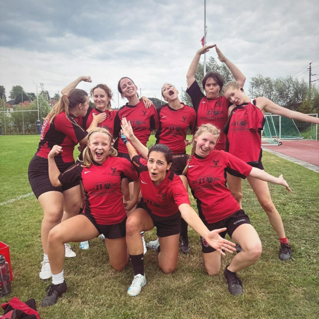 Wombats Damen feiern Turniersieg, Mirjam „Mimi“ Müller (hockend, ganz links) freut sich über den Titel „Spielerin des Turniers“  | Foto: © Wombats Rugby