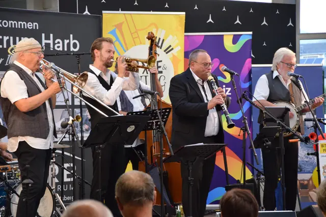 Die "Very Old Stoariegler Dixielandband" in Spiellaune. | Foto: Autozentrum Harb