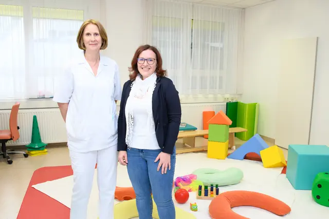 DGKP Daniela Abdagic (Bereichsleitung Gynäkologie und Geburtshilfe) und DGKP Regina Rainer. | Foto: Krankenhaus Braunau