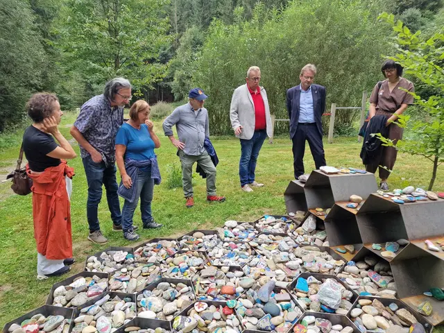 Hannes Heide zeigte sich beeindruckt vom Kunstwerk am Bienenerlebnisweg. | Foto: SPÖ Zwettl an der Rodl