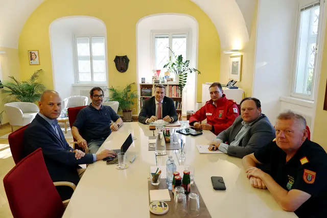 Runder Tisch im Bürgermeisteramt des Rathauses: Christian Fohringer, Geschäftsführer von Notruf NÖ, Herbert Huscsava, Ärztlicher Direktor des Landesklinikums Klosterneuburg, Bürgermeister Christoph Kaufmann, Bezirksstellenkommandant Flo Havel und Bezirksstellenleiter Thomas Wordie vom Roten Kreuz, sowie Josef Angelmayer, Kommandant des Feuerwehrabschnitts Klosterneuburg. | Foto: Stadt KLBG/Edelmann