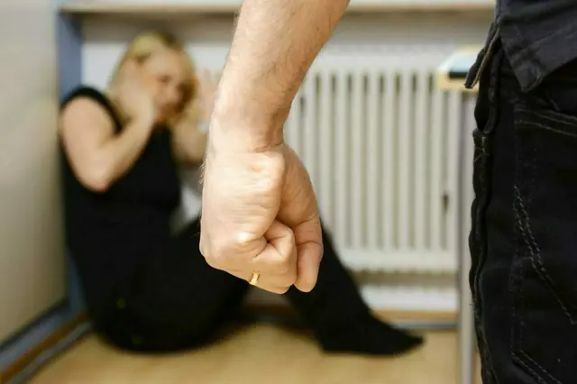 Mit dem internationalen Handzeichen konnte eine Frau im Industrieviertel unauffällig auf ihre Notlage aufmerksam machen. | Foto: Symbolbild: MeinBezirk