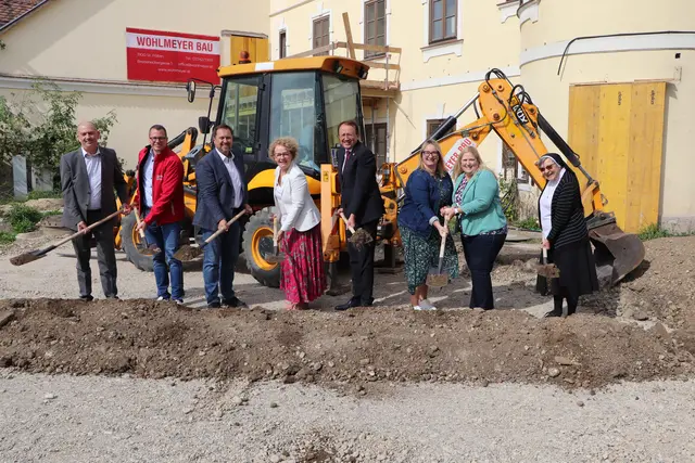 Spatenstich für das Wohnhaus und Tagesstätte für Menschen mit psychischen Erkrankungen der Caritas im Lilienhof in St. Pölten, v.l.: Architekt Dietmar Haberl Caritas Generalsekretär Christoph Riedl Caritas-Direktor Hannes Ziselsberger Landesrätin Christiane Teschl-Hofmeister Bürgermeister Matthias Stadler Constanze Schmidt, Leiterin des Caritas-Projektes im Lilienhof Kathrin Loy, stv. Bereichsleiterin Caritas Psychosoziale Einrichtungen Schwester Gertrud Zenk, Oberin der Congregatio Jesu in St. Pölten | Foto: Tanja Handlfinger