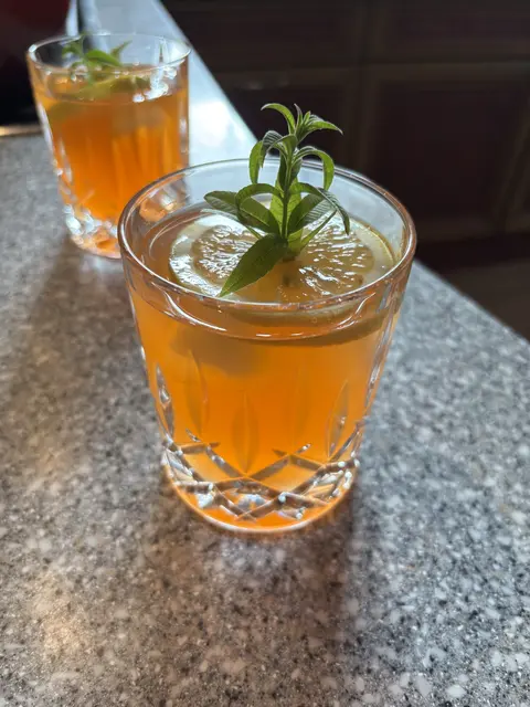 Genieße die letzten Augenblicke des Sommers mit einem Maracuja Aperol. | Foto: Renate Oberweger