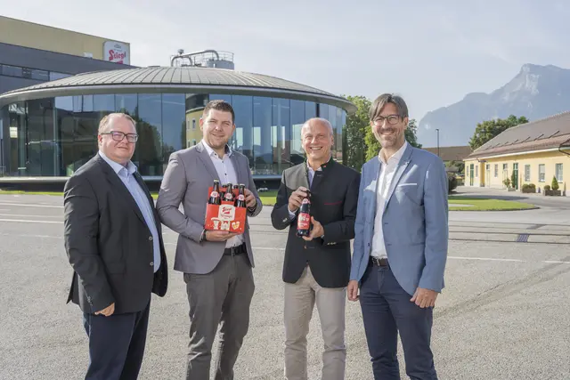 Christoph Lindlbauer und Daniel Freunbichler von SPAR präsentieren gemeinsam mit Stiegl Chefbraumeister Christian Pöpperl und Stiegl Verkaufsleiter Ingo Wuppinger das "SPAR Stiegl Kirtagsbier".  | Foto: SPAR/Stiegl Privatbrauerei