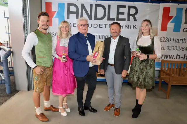 Jubilar Hannes Handler mit seinen Töchtern Carina und Valentina, Schwiegersohn Josef und Bundesinnungsmeister Anton Berger. | Foto: Alfred Mayer