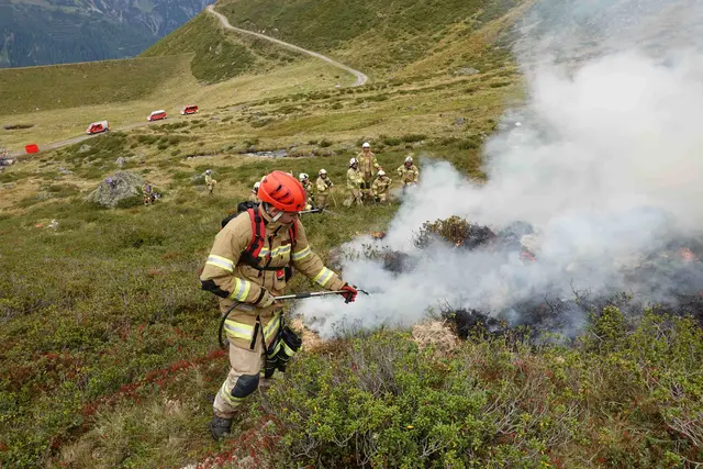 Ein Feuerwehrmann beim Bekämpfen der Brände in Sankt Anton. | Foto: BFV Landeck
