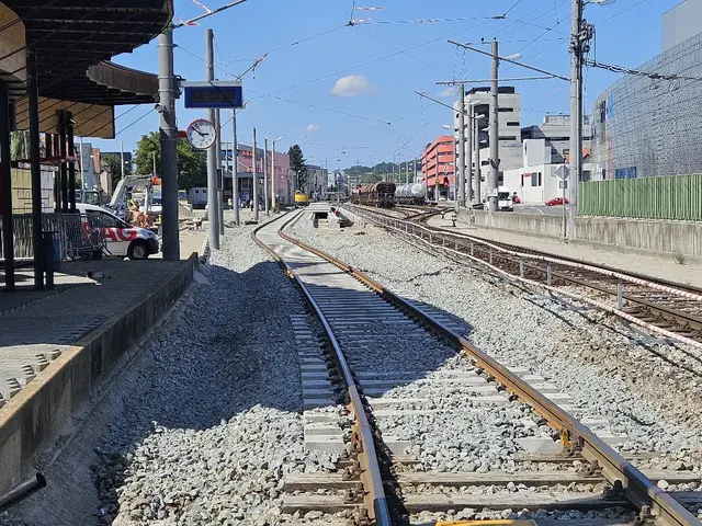 An der Haltestelle in Itzling wurde ein moderner Mittelbahnsteig inklusive barrierefreiem Zugang neu errichtet. | Foto: Salzburg Linien