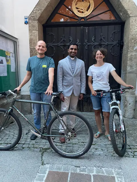 Freuen sich auf die Fahrradwallfahrt: Pfarrer Jinu Joseph mit Thomas Wernbacher und Carmen Koschutnig von der Radlobby St. Veit. | Foto: Wernbacher