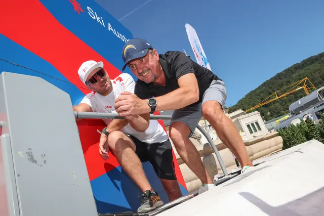 Landesrat Martin Zauner am Skisimulator des Landesskiverbandes Salzburg, dahinter Rudi Plazotta (Sportlicher Leiter des Salzburge Landesskiverbandes) | Foto: Land Salzburg/Franz Neumayr