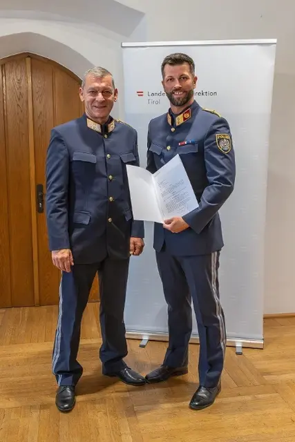 LPD Helmut Tomac mit dem neuen Bezirkspolizeikommandanten von Schwaz, Christoph Hechenblaikner.  | Foto: Polizei Presse