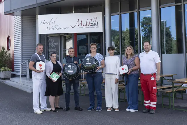 Georg Hehenberger, Karolin Baumann, Hochreiter Fleischwaren GmbH-Geschäftsführer Thomas Reisinger, Walpurga Rath, Martina Polonyi, Magdalena Wagner und Jakob Fischer vom Österreichischen Roten Kreuz bei der Übergabe der neuen Defibrillatoren (v.l.n.r.). | Foto: Hochreiter Fleischwaren GmbH