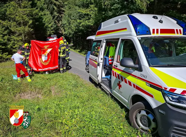 Die Feuerwehr Mooskirchen und das Rote Kreuz Voitsberg-Köflach versorgten zwei Jugendliche nach einem Moped-Unfall in Edenberg. | Foto: FF Mooskirchen
