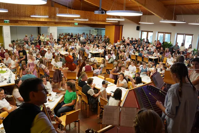 Voll gefüllter Saal der LLA Lienz. | Foto: Tiroler Volkmusikverein, AG Osttirol