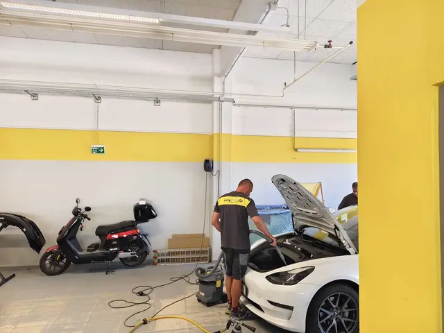 Die Reinigung des Autos gehört ebenso dazu. | Foto: Rebekka Sadiki-Peckary