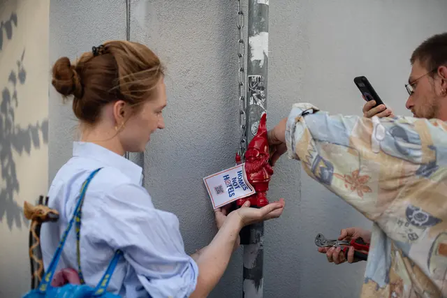 Links/KPÖ brachte an mehreren Schlüsselkästen im Bezirk Hinweistafeln samt kleinen Figuren an. Damit soll auf die steigende Anzahl Kurzeitvermietungen im Bezirk aufmerksam gemacht werden. | Foto: Eliott Lang/LINKS