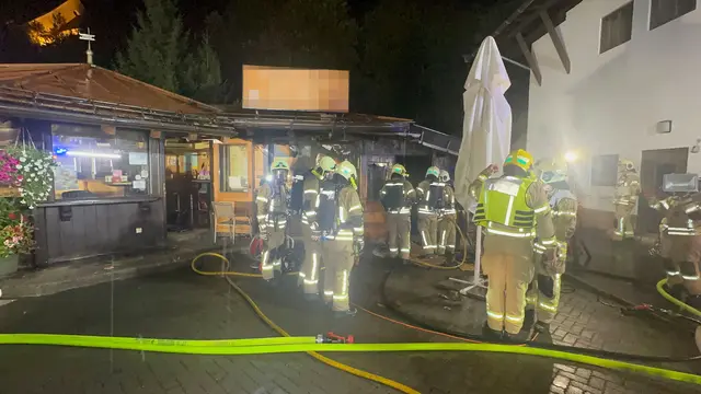 In der Nacht auf Dienstag brach in einem Gastronomiebetrieb in Kirchberg ein Brand aus. Die Feuerwehren Kirchberg und Kitzbühel konnten den Brand unter Kontrolle bringen. | Foto: ZOOM.Tirol