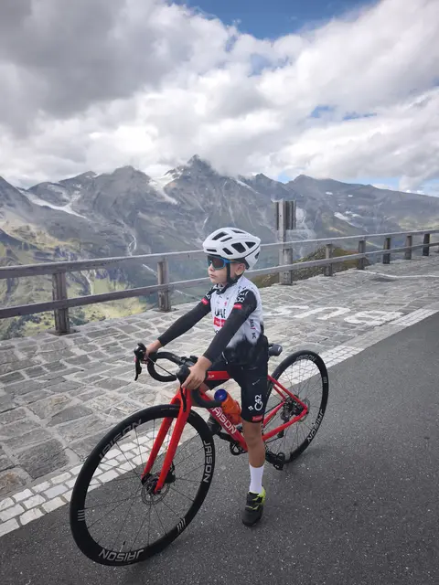 Timo Knab aus Öblarn hat etwas geschafft, das wohl viele Erwachsene nicht bewältigen können: Er hat mit seinem Rennrad die Großglockner-Hochalpenstraße von der Mautstelle Ferleiten bis zum Fuscher Törl (2.428 Meter) bezwungen. | Foto: Knab