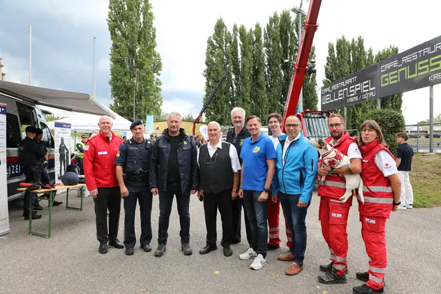 Rotkreuz-Bezirksstellenleiter Markus Pöschl, Bezirkspolizeikommandant Gerhard Pichler, Bürgermeister Peter Molnar, Initiator &amp; Organisator Gemeinderat Andreas Ettenauer, Feuerwehrkommandant Gerhard Urschler, Sicherheitsstadtrat Christoph Hofbauer, Abschnittsleiter Stefan Naber von der Wasserrettung Krems, Markus Weber (NÖ Zivilschutzverband) sowie Daniel Oeler und Martina Hackl von der Rotkreuz Suchhundestaffel Niederösterreich – von links. | Foto: Stadt Krems