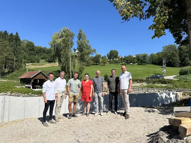 Von rechts: Alois Griesmayr, Kollegiale Schulleitung Gymnasium Dachsberg, Rudolf Lesslhumer, Leitung Klimahaus, Pater Ferdinand Karer, Orden der Oblaten des hl. Franz von Sales, Doris Amersberger, stellvertr. Leitung Klimahaus, Manuel Kraft, Bauleitung Pointinger Bau GmbH, Bernhard Pointinger, Geschäftsführer Pointinger Bau und Niklas Ruprechter, Architekteur Pointinger Bau. | Foto: Pointinger Bau