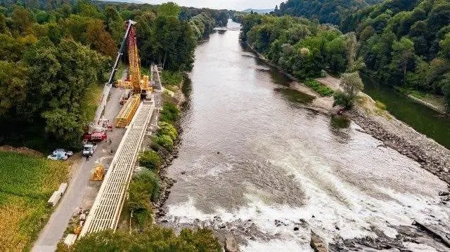 Letzte Vorbereitungen vor der Hebung und Montage der Brücke. | Foto: Günter Simmerl