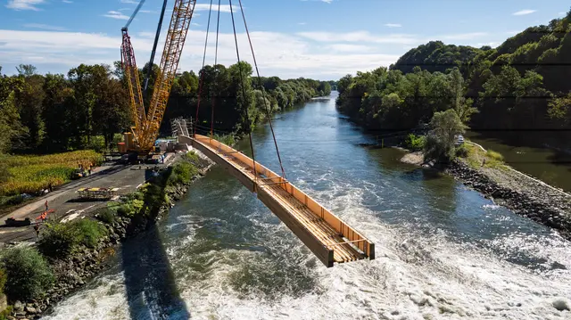 Am Sonntag am Vormittag wurde die neue Brücke über die Mur gehoben. | Foto: Günter Simmerl