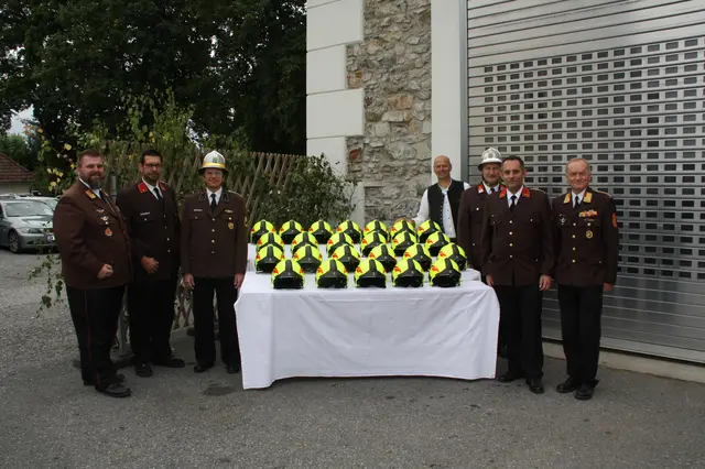 Michael Litschauer, Roland und Thomas Ableidinger, Franz Fischer, Rainer Lindner Thomas Jahn sowie Kurt Liball (v.l.) mit den neuen Feuerwehrhelmen. | Foto: FF Großau