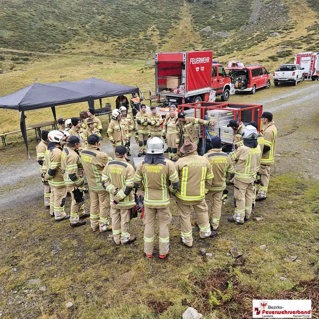 Die Einsatzkräfte erhielten eine detailierte Einweisung für die Gerätschaften. | Foto: BFV Landeck