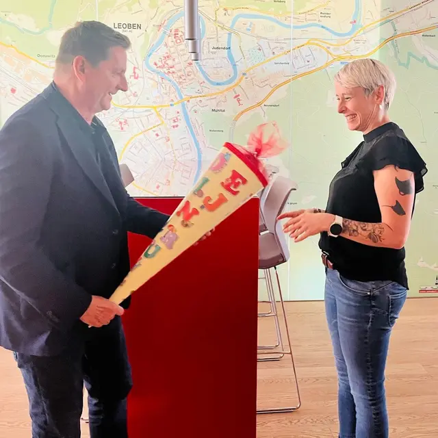 Bürgermeister Kurt Wallner gratulierte und hieß Jasmin Iberer in ihrer neuen Aufgabe willkommen. | Foto: leopress