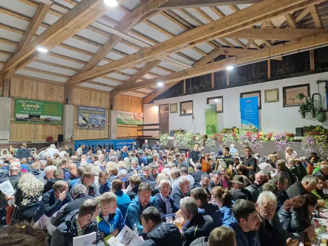 Beim Sommergespräch des Tiroler Bauernbundes in Angerberg tauschten sich 350 Gäste mit Bauernvertretern über zentrale Herausforderungen aus. | Foto: Tiroler Bauernbund