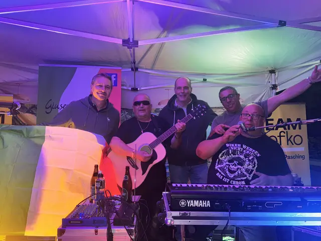 Giuseppe Palermo gemeinsam mit Bürgermeister Markus Hofko und Vizebürgermeister Josef Lehner beim „Italienischen Sommerabend“ vor der Volksschule Pasching. | Foto: Team Hofko