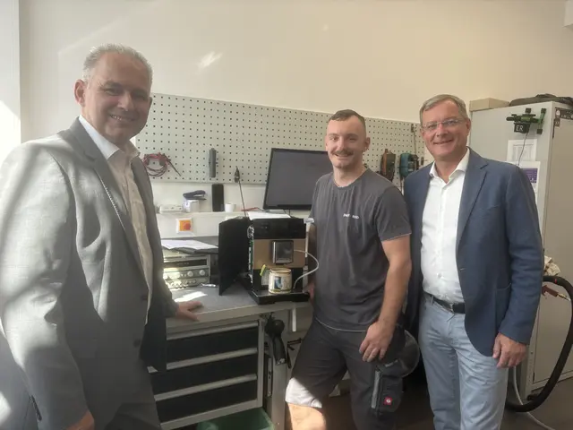 Energie Ried-CEO Fritz Pöttinger, Reparaturabteilungs-Mitarbeiter Alexander Weinberger und Bürgermeister Bernhard Zwielehner.  | Foto: MB