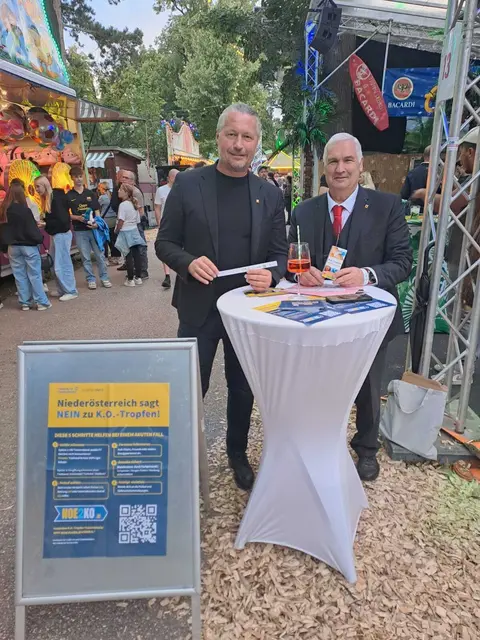 Am Infostand gegen K.O.-Tropfen: Bürgermeister Peter Molnar und Sicherheitsbeauftragter Andreas Ettenauer | Foto: privat
