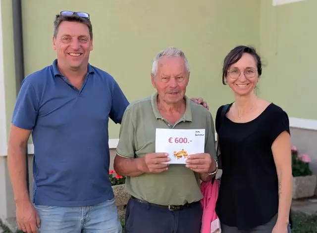 Bürgermeister Vinzenz Mautner, Gewinner Adolf Schellnegger und Vizebürgermeisterin Christina Winter da Silva | Foto: Günter Mautner