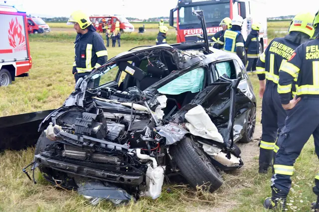 In Günselsdorf ist ein Pkw mit einem Zug kollidiert. | Foto: Thomas Lenger, Monatsrevue