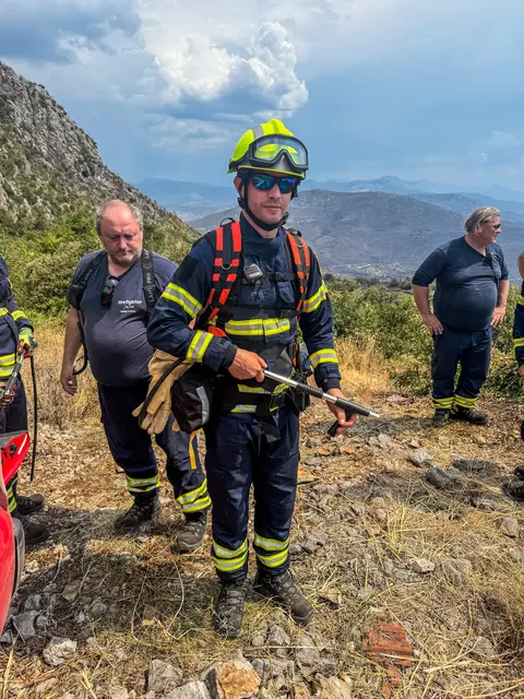 Unter großem körperlichem Einsatz und mit Spezialgerät wurden weitere Ausbreitungen verhindert. | Foto: Christoph Markowitsch/FF Hof