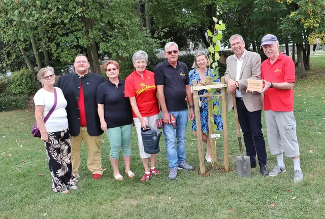 Naturfreunde Feldkirchen mit Bgm. Erich Gosch und GR Rene Strohmeier bei der Pappel im Generationenpark. | Foto: Edith Ertl