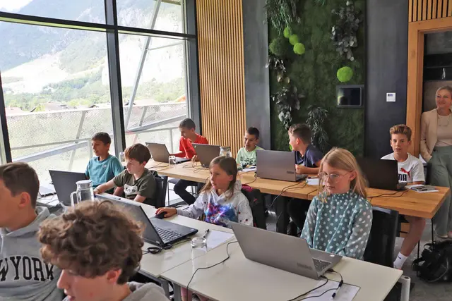 Die Kinder sind von dem Ferienangebot sichtlich begeistert. | Foto: Thomas Seelos