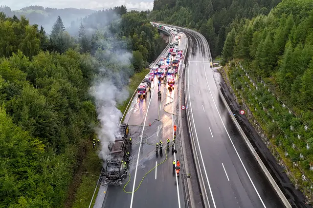 Die Löscharbeiten dauerten Stunden, die Verkehrsverzögerungen im ganzen Bezirk waren erheblich. | Foto: Feuerwehren des BFV Voitsberg