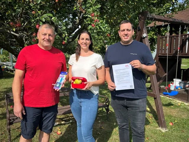 Die SPÖ Oberloisdorf brachte ein Schulstartset mit Jausenbox, Schreibset und Informationen zum Schulstartgeld. | Foto: Patrick Brenner