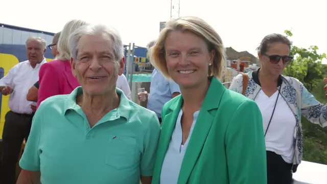 Geschäftsführerin des AVBN, Heike Reiterits (rechts) - hier mit Grundeigentümer Michael Kast - ist guter Dinge. Die Planung wurde kosteneffizient umgesetzt. | Foto: Bernhard Kerezsi