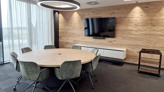 Besprechungsraum im neuen Headquarter von H&amp;S Kabeltechnik in Enzenkirchen