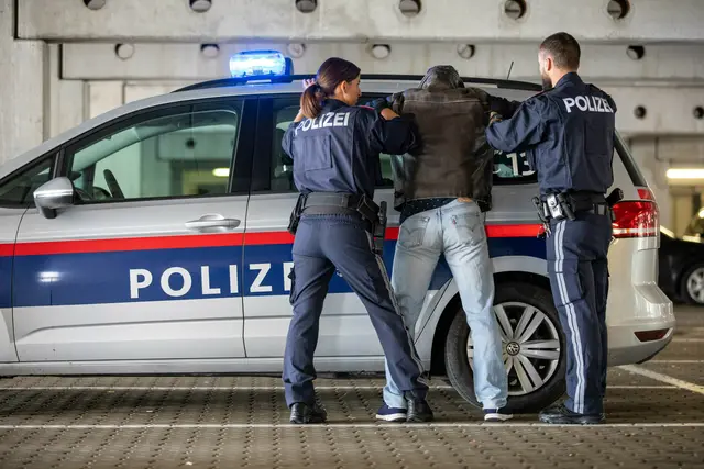 Die Täter transportierten die Fahrzeuge nach Polen, verursachten einen Schaden von über einer Million Euro und wurden nun nach internationalen Ermittlungen festgenommen. | Foto: Symbolfoto Polizei