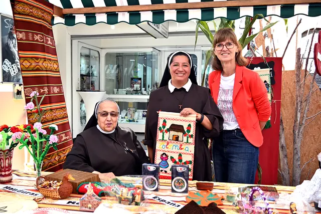 Stadtmarketing-Geschäftsführerin Natascha Arzberger mit zwei Schwestern beim Klostermarkt. | Foto:  Stadtmarketing Bludenz