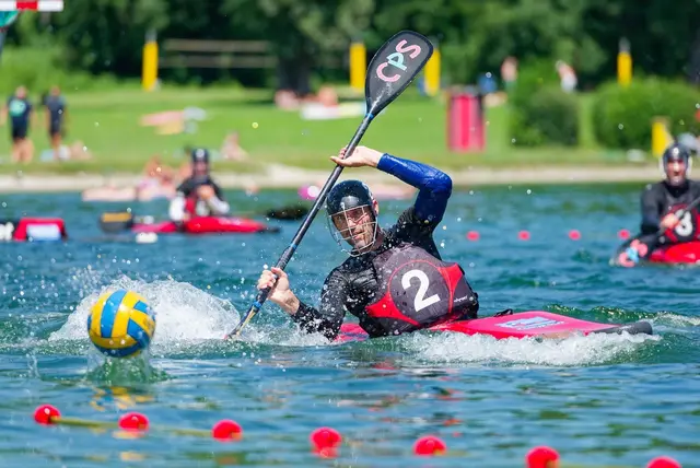 Teamgeist, Schnelligkeit, Kraft und Bootstechnik treffen beim Kanupolo aufeinander. Trainiert wird am Badesee in Liefering.  | Foto: Maren Nietzold