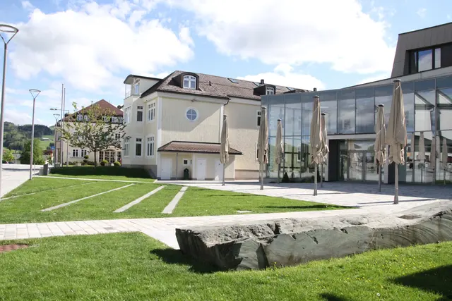 Eugendorfs Ortszentrum mit Schule und Gemeindeamt. | Foto: Wolfgang Schweighofer